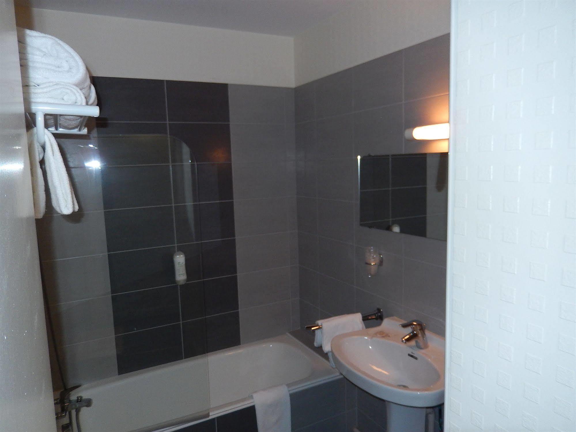 Logis Hotel Lodge La Valette Cesson-Sévigné Eksteriør billede